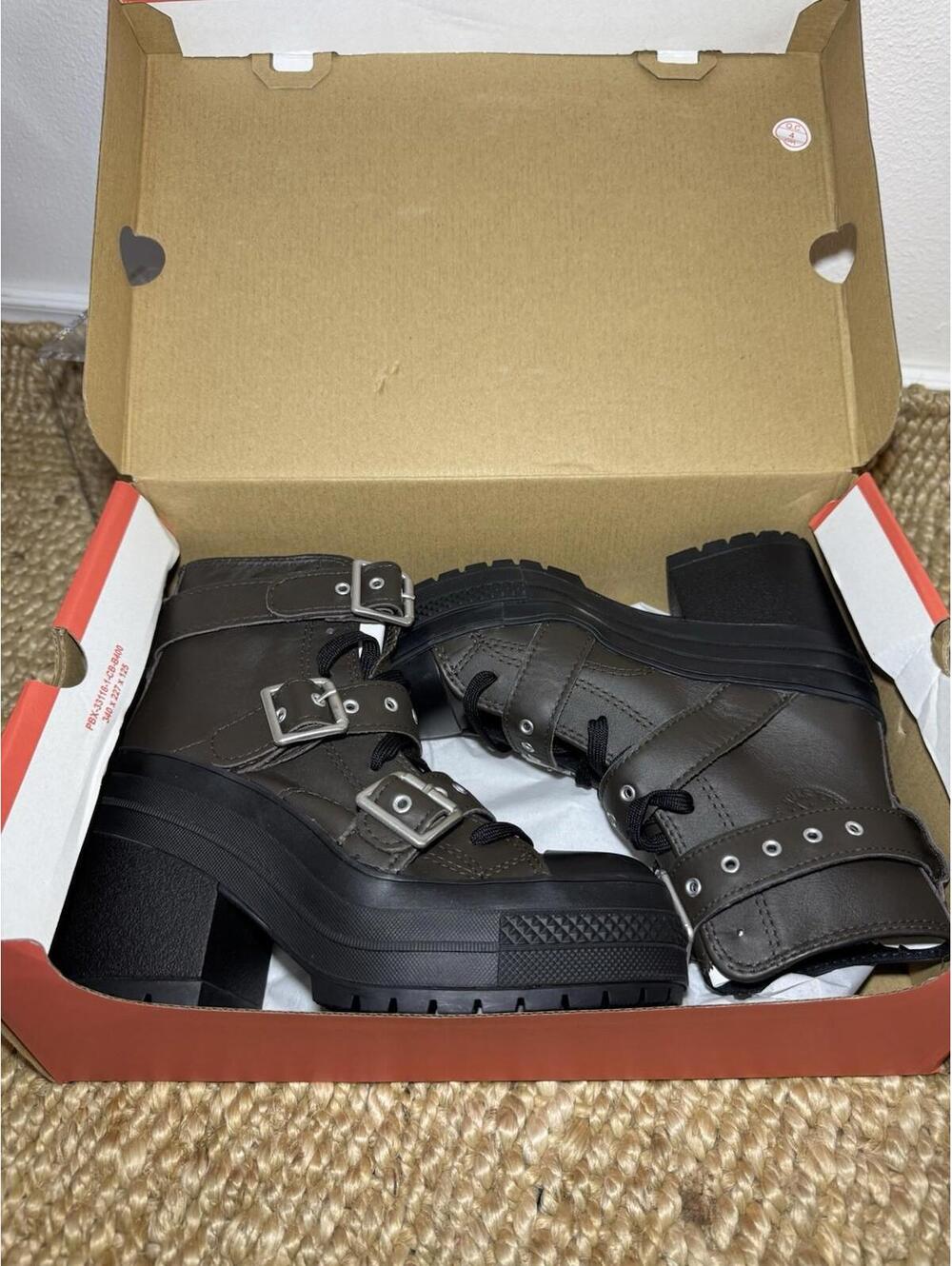NIB Womens 6 CONVERSE Chuck Taylor 70 De Luxe Boots A12209C